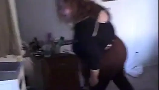 Hemşire Vicki eşyalarını sikiyor!