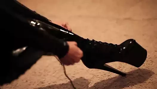 Lateks kız (siyah lateks catsuit ve uyluk yüksek pvc çizmeler)