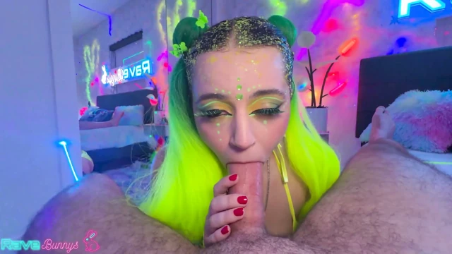 Kylie Quinn, Brian Omally'nin penisine boğulurken neon renkli iki kuyrukları uçur!