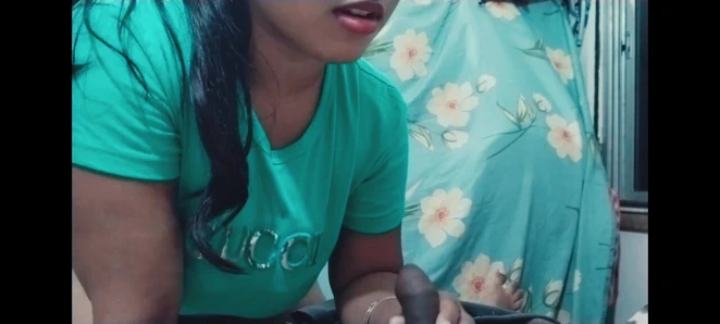 Hintli evli kadın geceleri yatmadan önce aşırı sakso, gırtlağına kadar alıyor ve göğüslerini sikiyor