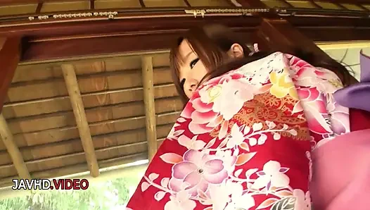 Hitomi Oki'nin baştan çıkarıcı Japon sakso gösterisinin ardından yoğun amcığını dolduruyor