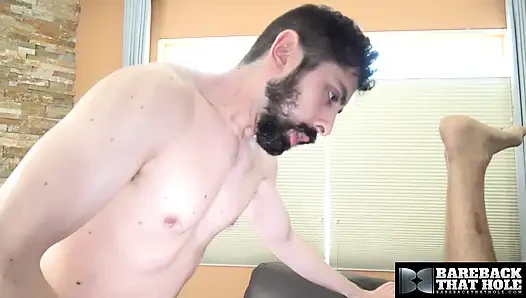 Prezervatifsizbu delik Topher Michaels ham yarağını sürmeden önce Geoff Gregorio'yu sikiyor