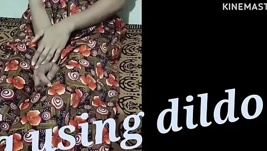 Meena onu sikecek kimse yokken kendini tatmin etmek için dildo kullanıyor