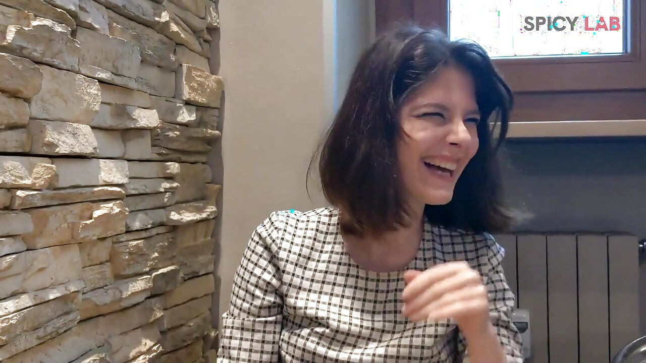 İtalyan capitano eric ile ateşli sürtük Sara Bell ile çok sert seks, anal ve sakso