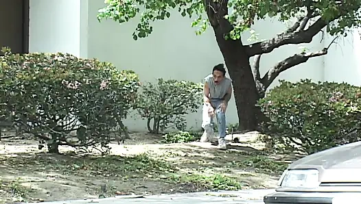 İki koyu tenli kız cazibeleriyle oynuyor ve vibratörle sikişiyor