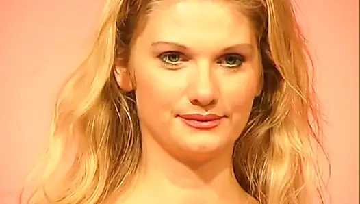 Edita'nın ilk pornosu, sarışın kedisini seks oyuncağıyla mastürbasyon yapan teşhirci bir sokak fahişesi