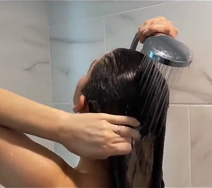 Bu edepsiz sürtük gerçekten seksi vücudunu yıkamak istiyor