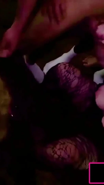 Волнующий момент из "Грудастая милфа и молодая блондинка-протеже сосут группу незнакомца"