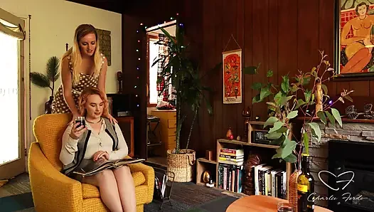 Kim boşalıyor ve harika Charlie Forde ateşli lezbiyen çekimlerinde!