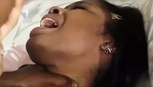 Harika yuvarlak götlü çarpıcı görünümlü ateşli zenci yüzüne döl püskürtüyor