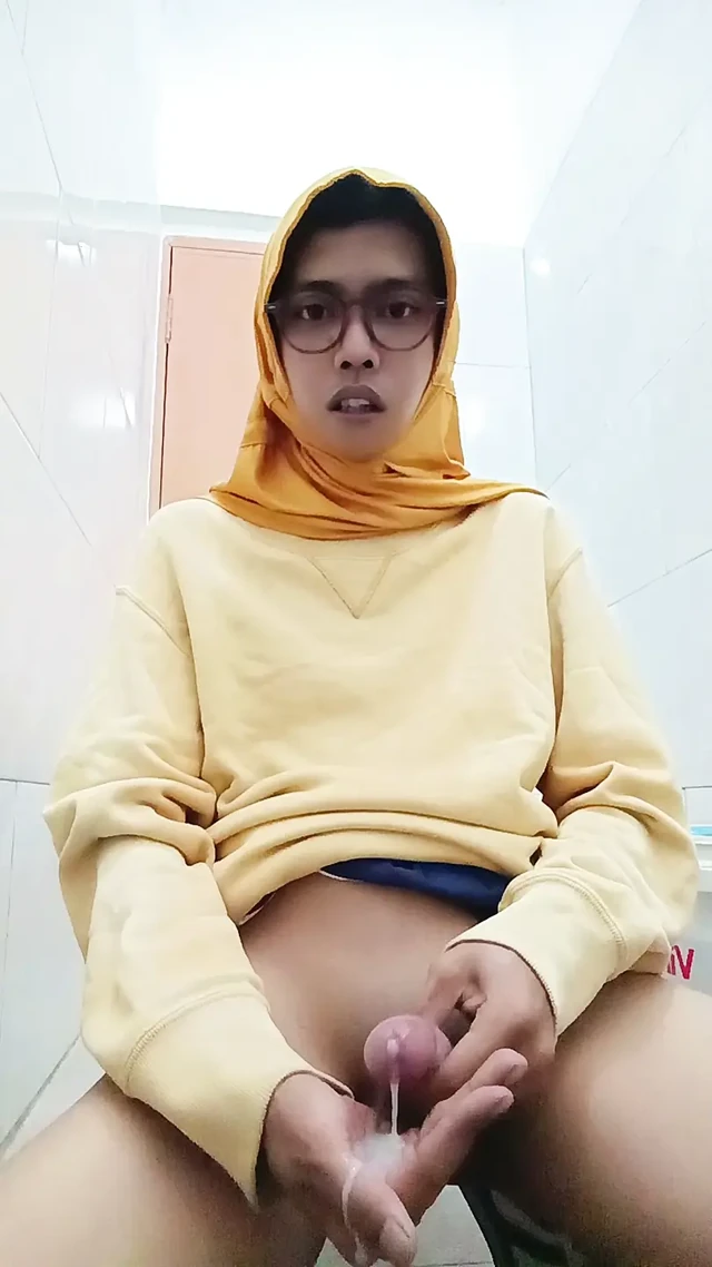 Ofis tuvaletinde halka açık mastürbasyon yapan Hijab Asyalı Femboy