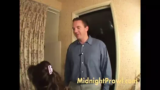 Ava devine büyük sikişiyor ve amcığına büyük dildo sokuyor