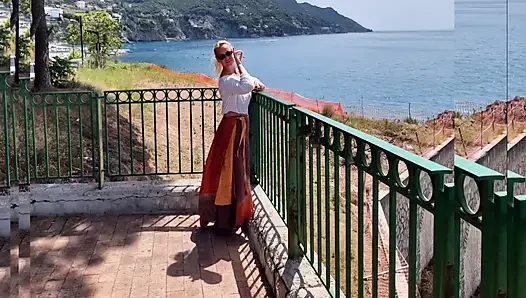 Sarışın Olgun Eş Yüz Bakımı Seviyor