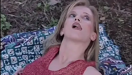 Güzel sürtük iki büyük yarağı deliklerine alıyor - dvd