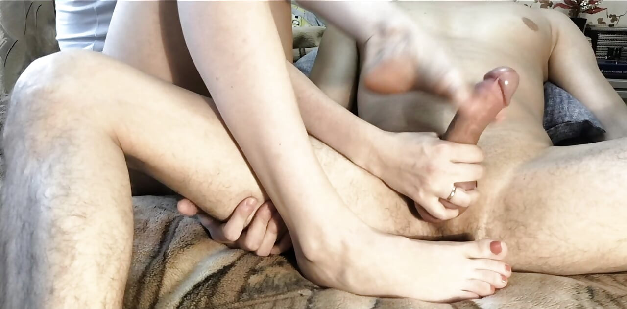 Oksi erkek arkadaşına bir footjob verdi