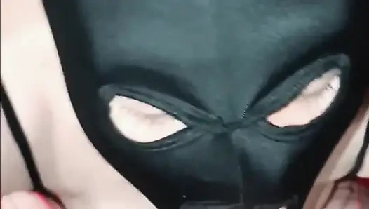Шлюха в маске снова сосет