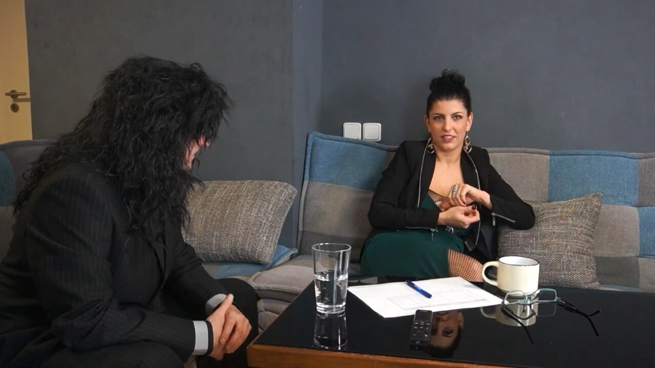 Seksi asistan iş görüşmesi sırasında zavallı küçük bir yarağa yardım ediyor