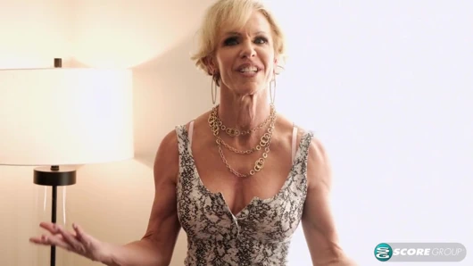 İri göğüslü evli kadın ve anne büyük, genç bir yarağı sikiyor