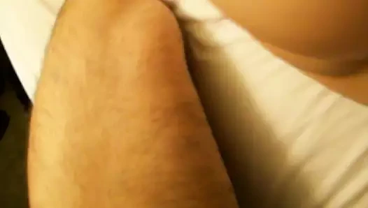 Seksi kızın sırtında ve kıçında güzel cumshot