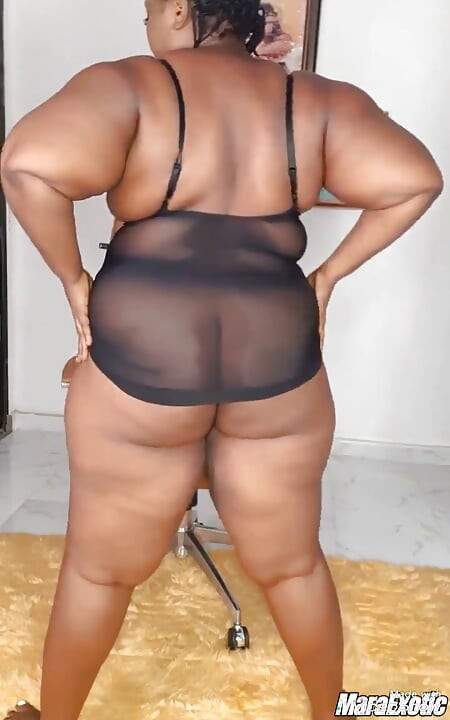 Şişman götlü orta yaşlı seksi kadın sandalyede mastürbasyon yapıyor |kırmızıda tam video