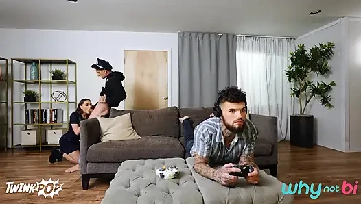 Asosyal gamer biseksüel üçlü grup seks