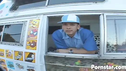 Genç hatun Courtney James biraz dondurma istiyor