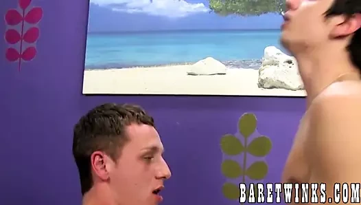 Sıska adam erkeksi partner tarafından eğildi ve dövülerek