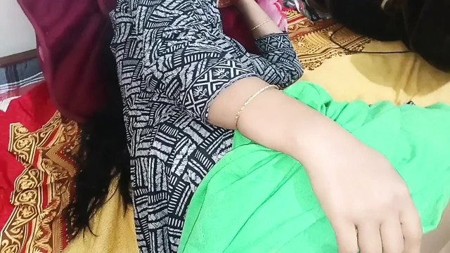 Hintli üvey anne bir gece üvey oğluyla çıplak kalıyor, oğlunu baştan çıkarıyor ve se içinde sikiliyor