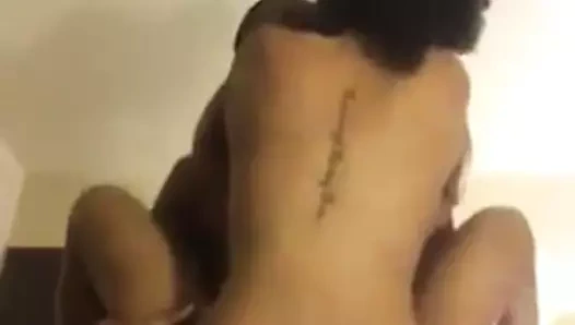 Dostum piliç alır ve onu sikikleri