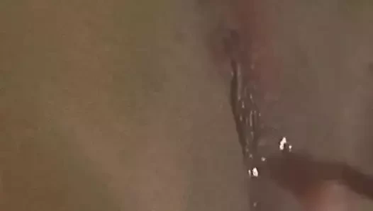 Esmer kadın kendine dokunuyor