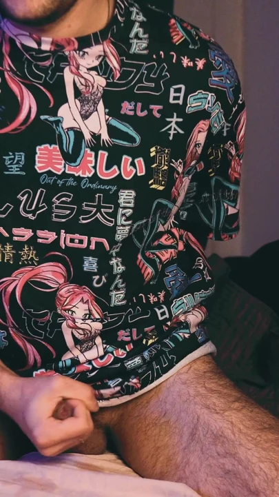 Anime tişörtlü genç bir adam yüksek sesle mastürbasyon yapıyor ve yastığını spermle bulıyor. | Klip 1