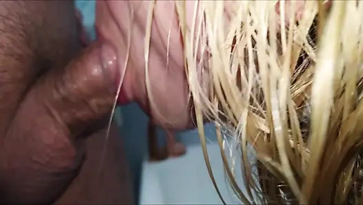 Daha yeni banyo yapıyordu ama her iki deliği de sikiliyor ve ağzı dölle doluyor