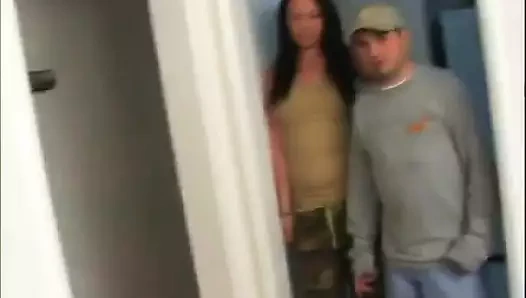 Çarpıcı sarışın ateşli bir üçlü sekste yüzünü siktirmeden önce amını parmaklıyor