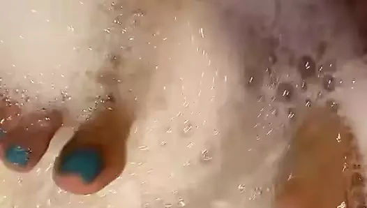 Melove mavi oje ayak parmaklarıyla banyo yapıyor