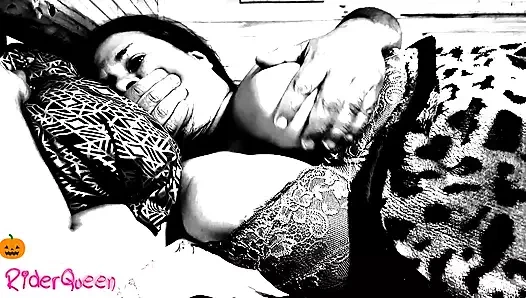 Üvey anne üvey oğluyla aynı yatağı paylaşıyor ve yaramaz cadılar bayramında anal seks yapıyor