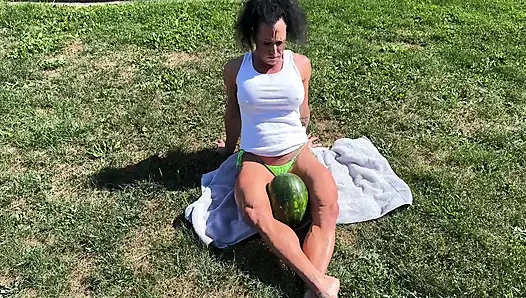 Kaslı orta yaşlı seksi kadın kandys karpuz ezme hakimiyeti
