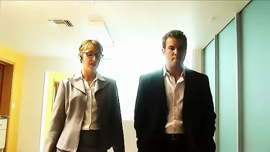 Lezbiyen sürtükler Jenaveve Jolie ve Cody Milo kontrolsüz bir şekilde amcık yiyor ve boşalıyor