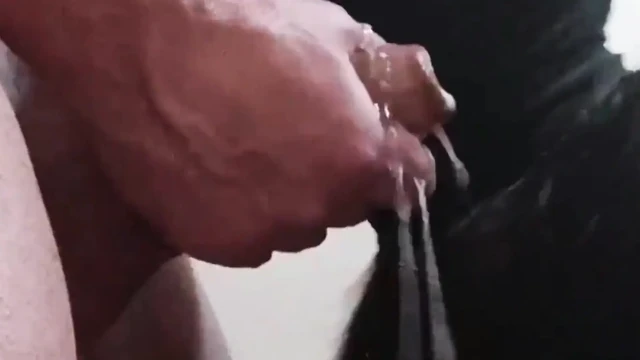 MILF ağzına bir penis alıyor ve iyi bir boşalma atışı yapıyor