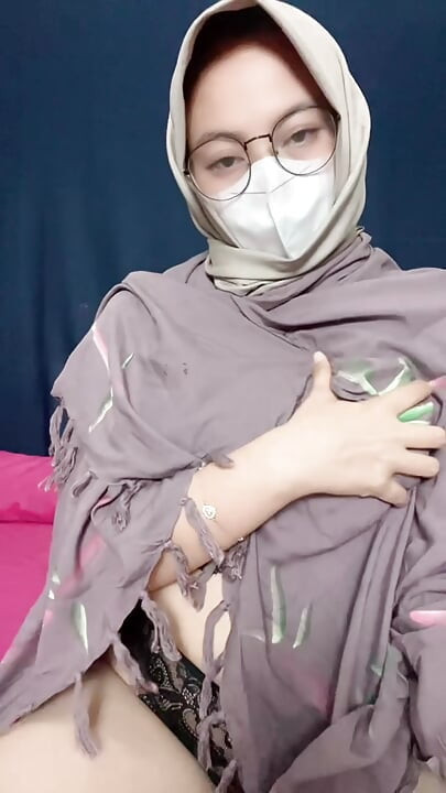 Odadaki azgın kız dildo oynuyor