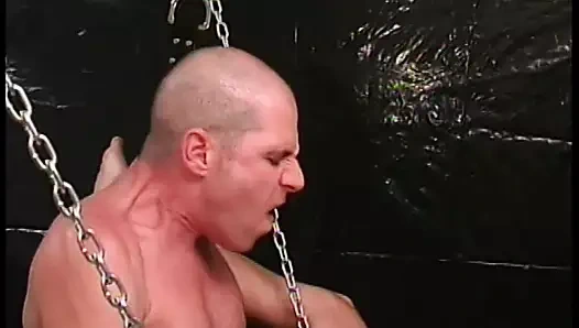 Sıcak damızlık bacaklarını yayılır ve pislik içinde kalın bir horoz tarafından becerdin alır