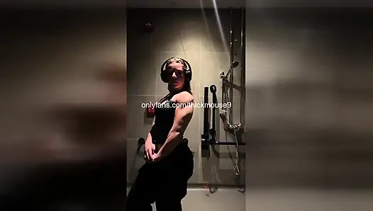 Zar zor reşit olan kız tiktok canlı yayın sırasında sert parmaklanıyor!