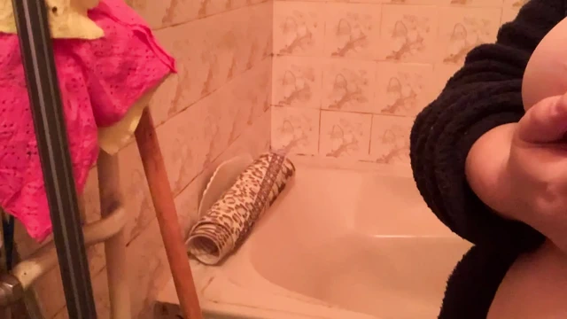 Banyoda çıplak bebek