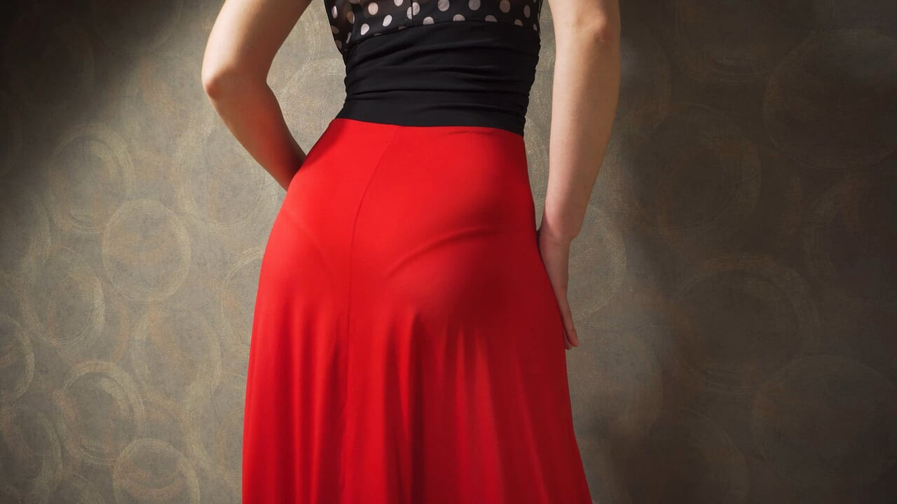 Dar elbiseli ateşli orta yaşlı seksi kadın görünür külot çizgisini azdırıyor