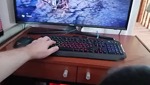 Koreli kadın bilgisayarda oynarken bir ineğin yarağını emiyor