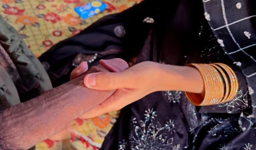 Arap kız Müslüman büyük yarak ve sıkı amcık küçük amcığı sikiyor