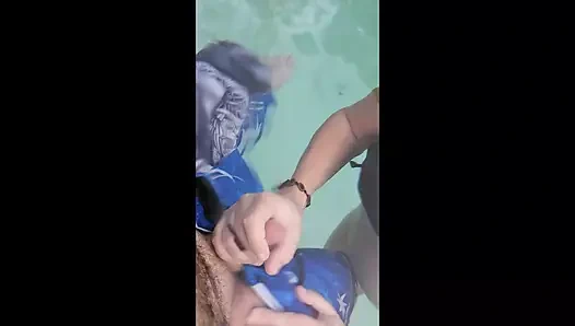 Halka açık havuzda mastürbasyon