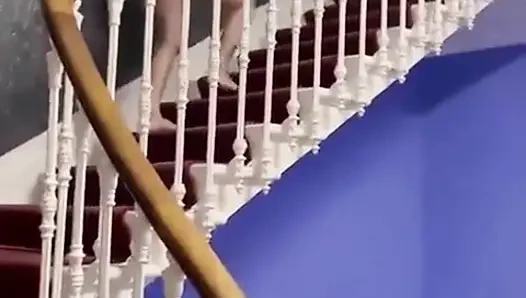 Otel merdiveninde çıplak gece yürüyüşü