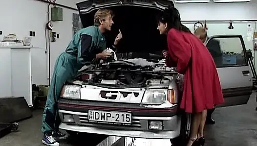 Döl yiyen Alman sürtük anal deliğinden sikiliyor