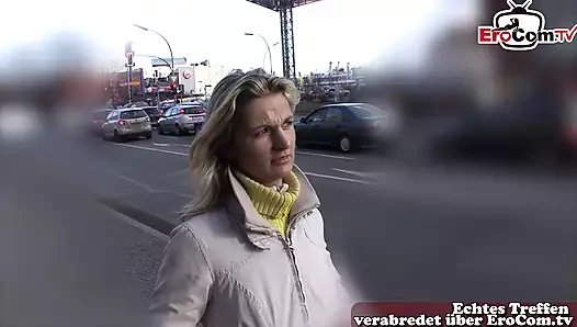 Sokaktan komşu Alman kız ilk kez seks yapıyor