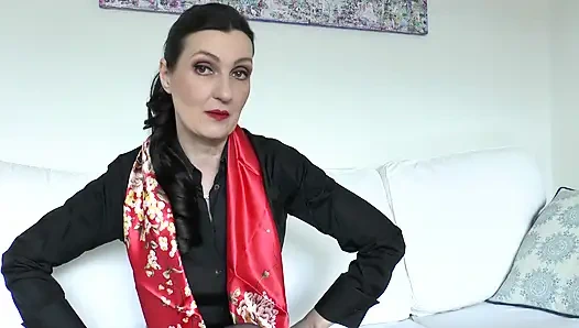 Kırmızı Saten ve Azgın Penis Emme ve Kumaşla Mastürbasyon Üvey Teyze, Lady Victoria Valente'ye
